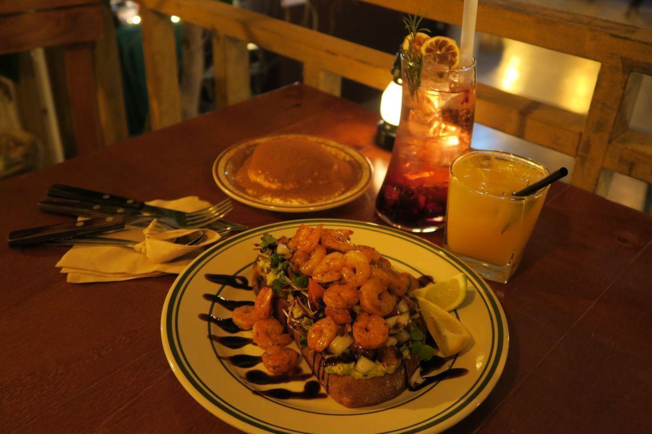 ソウリズムカフェで提供されるアボカドシュリンプオーブンサンドイッチとティラミス、ドリンクの写真